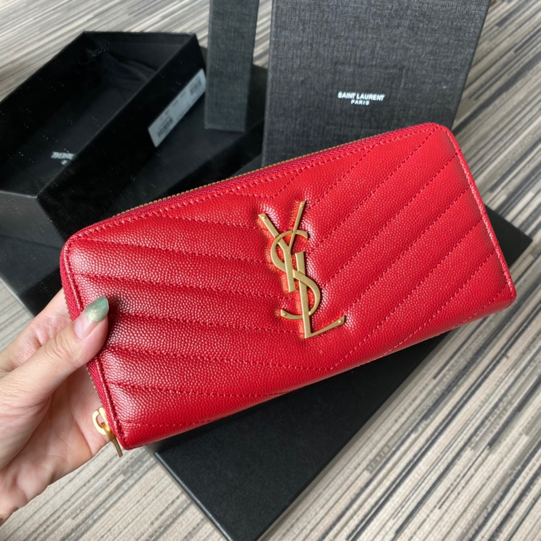 Bolsos negros, blanquecinos y rojos