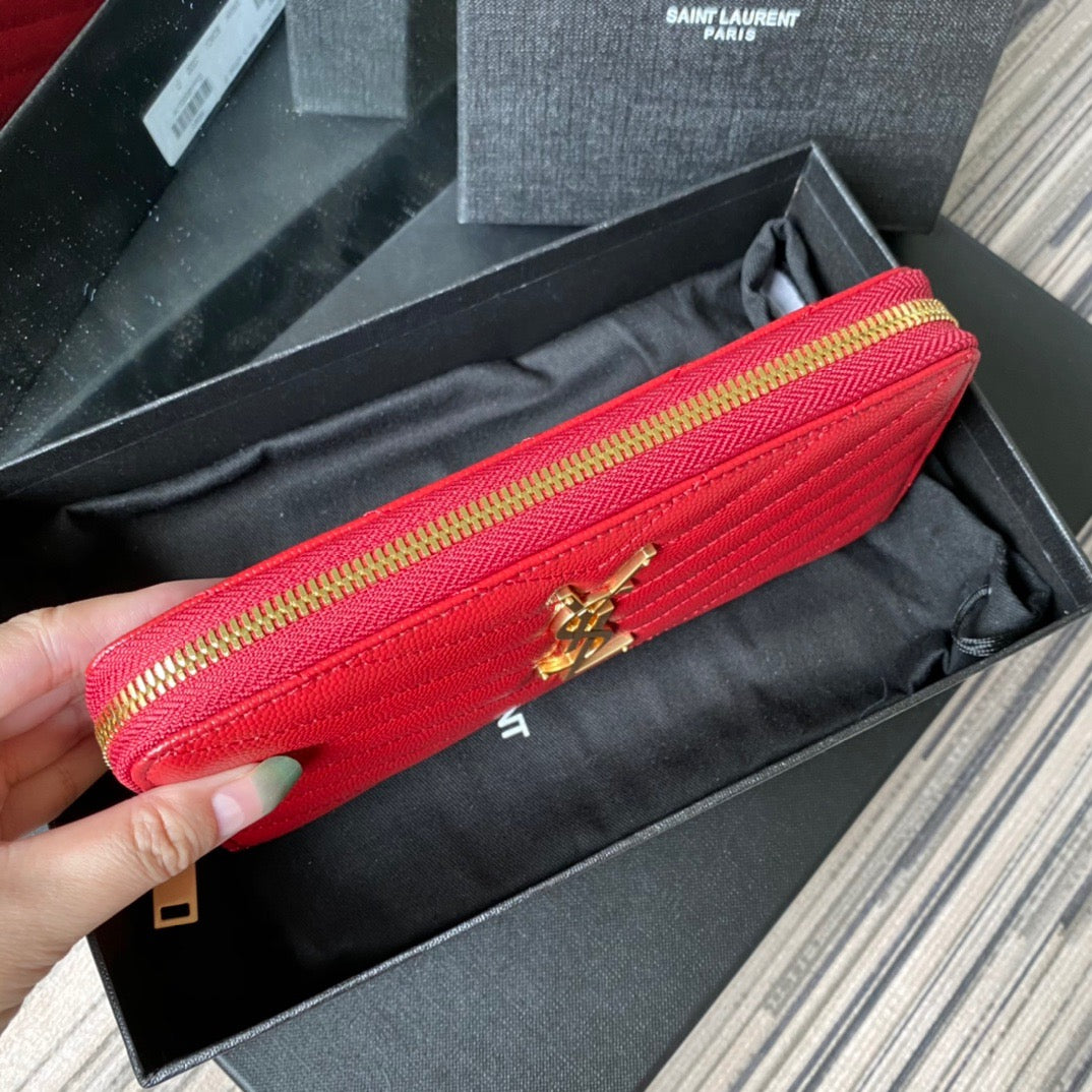 Bolsos negros, blanquecinos y rojos
