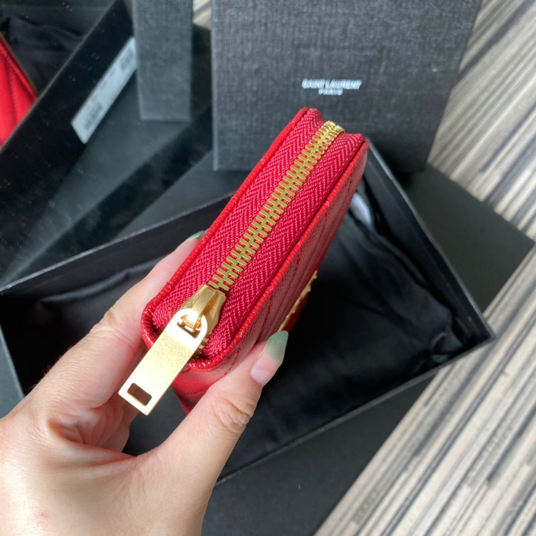 Bolsos negros, blanquecinos y rojos