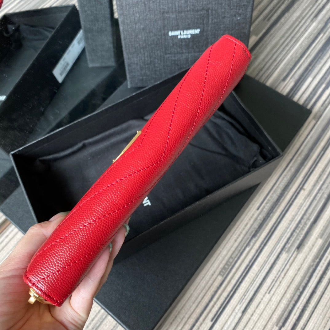 Bolsos negros, blanquecinos y rojos