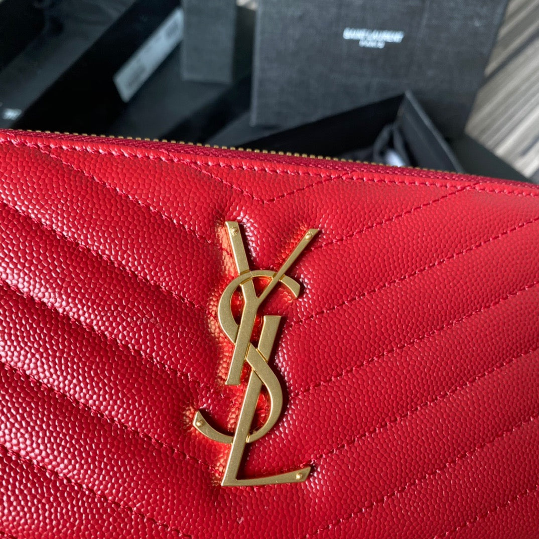 Bolsos negros, blanquecinos y rojos