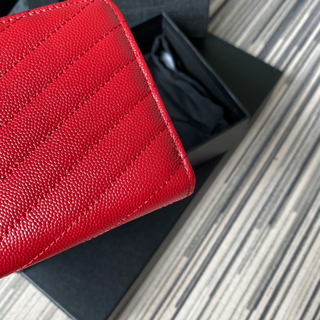 Bolsos negros, blanquecinos y rojos