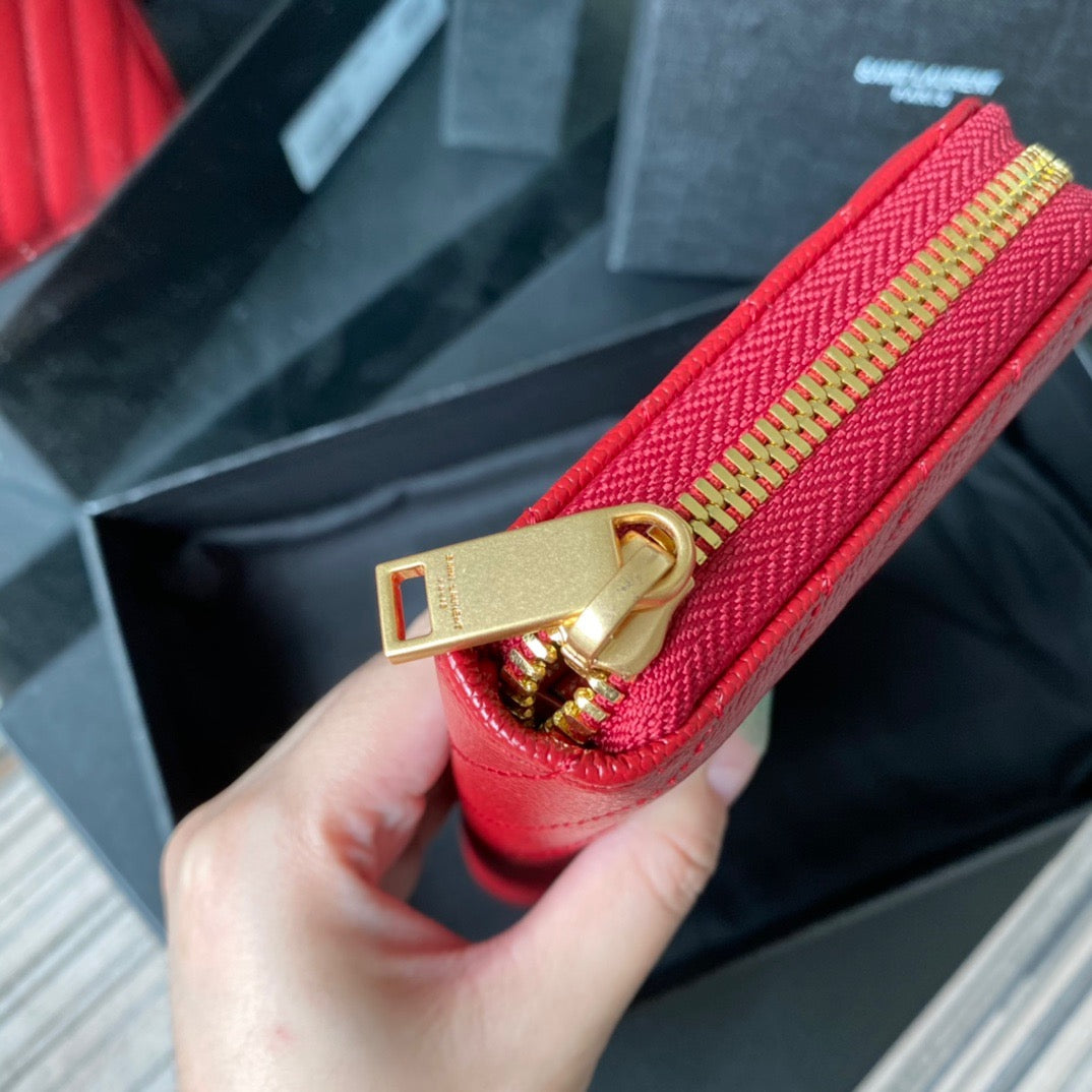 Bolsos negros, blanquecinos y rojos