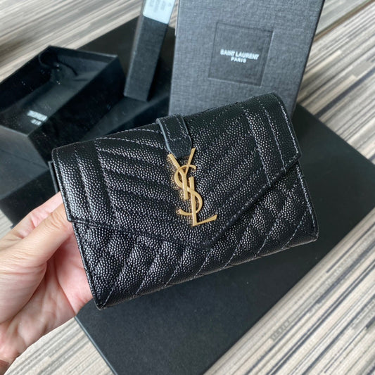 Bolsos negros, rojos, celestes, dorados y blanquecinos