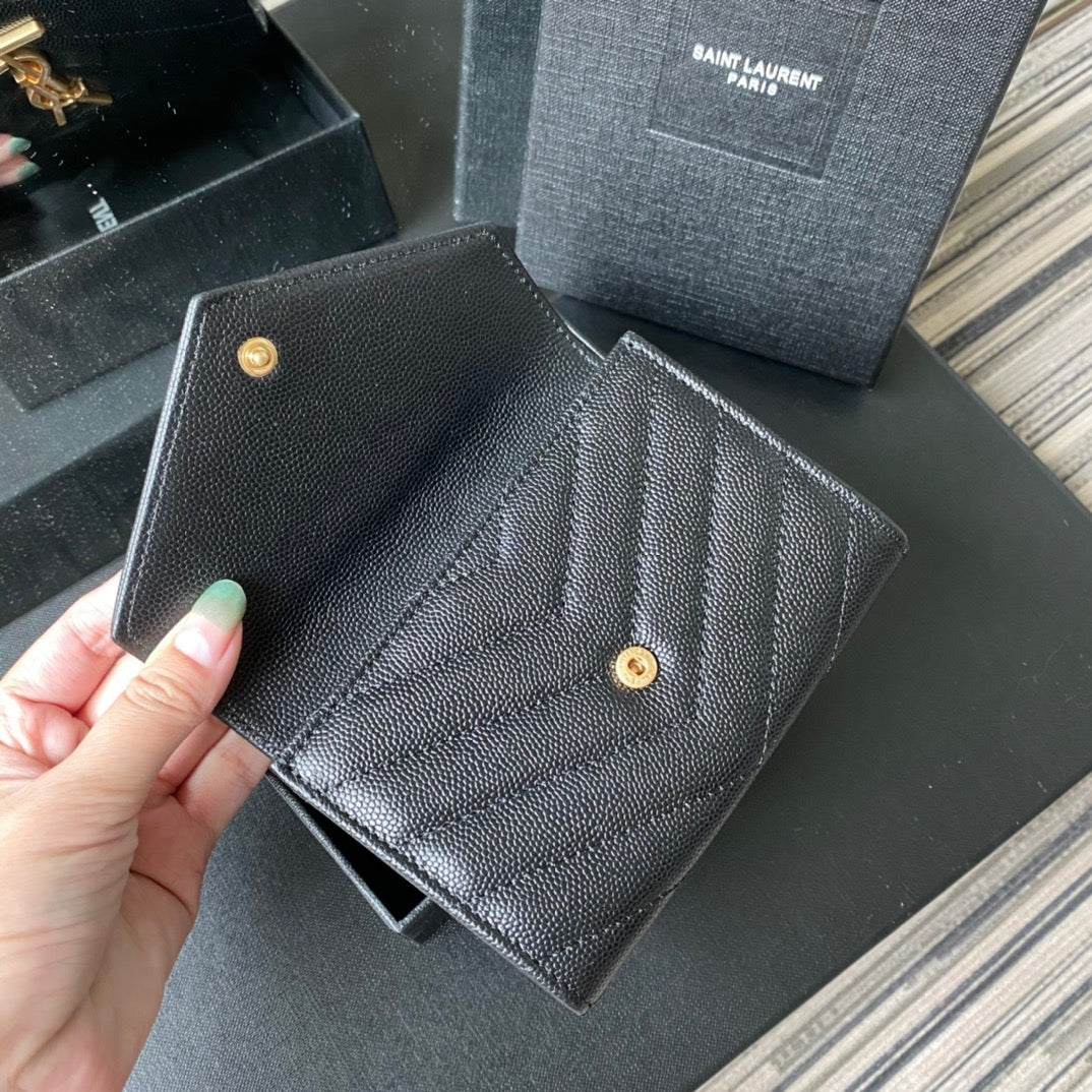 Bolsos negros, rojos, celestes, dorados y blanquecinos