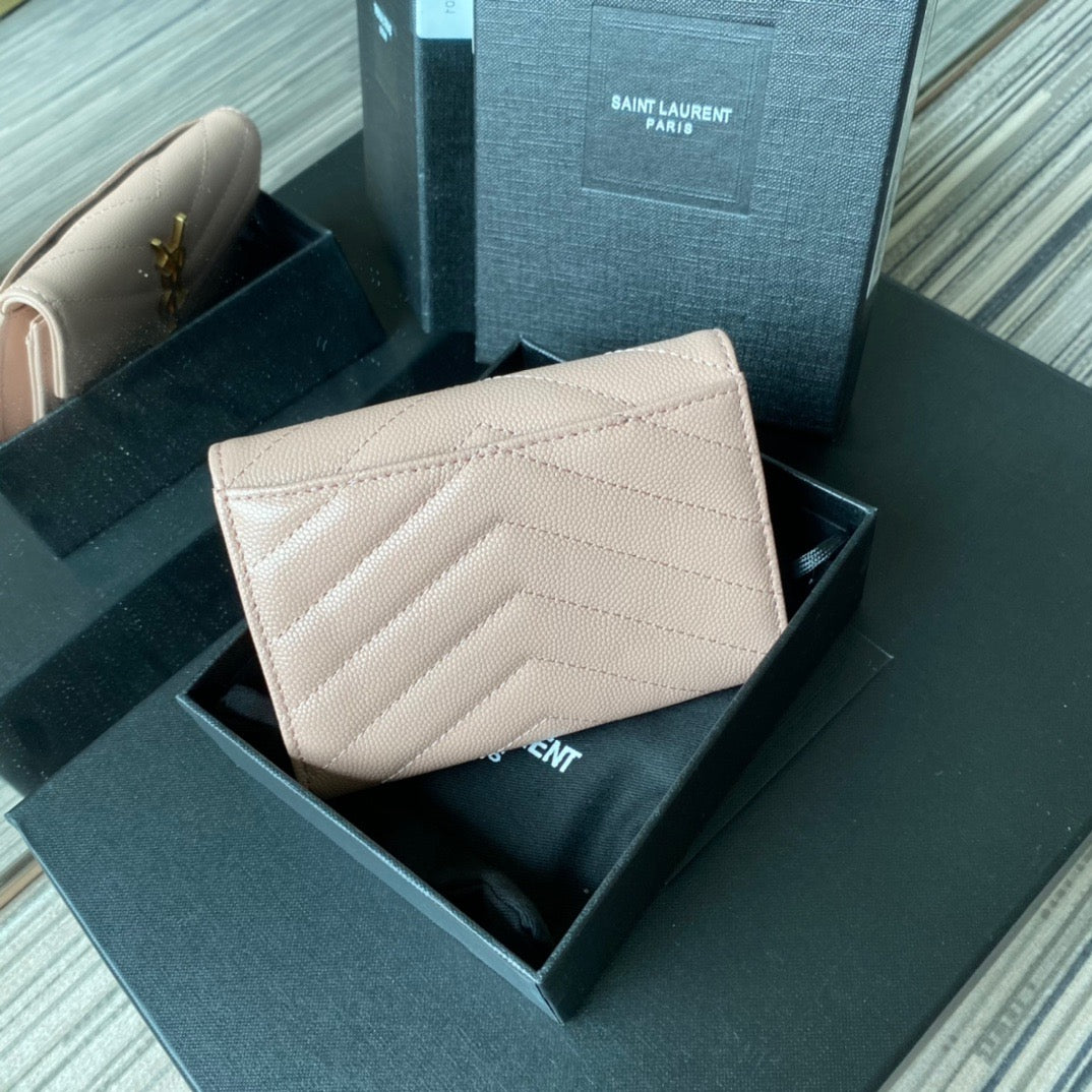 Bolsos negros, rojos, celestes, dorados y blanquecinos