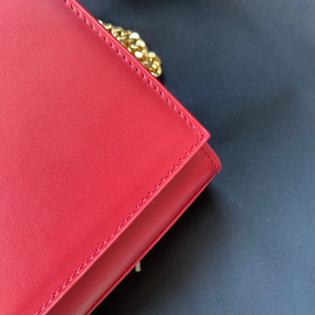Bolsos rojos, negros y blanquecinos
