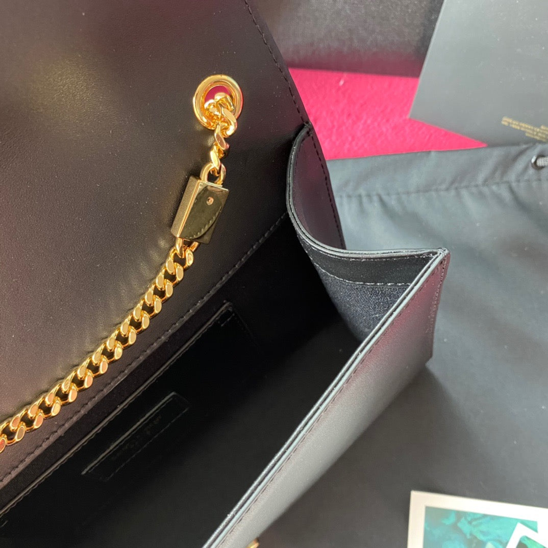 Bolsos rojos, negros y blanquecinos
