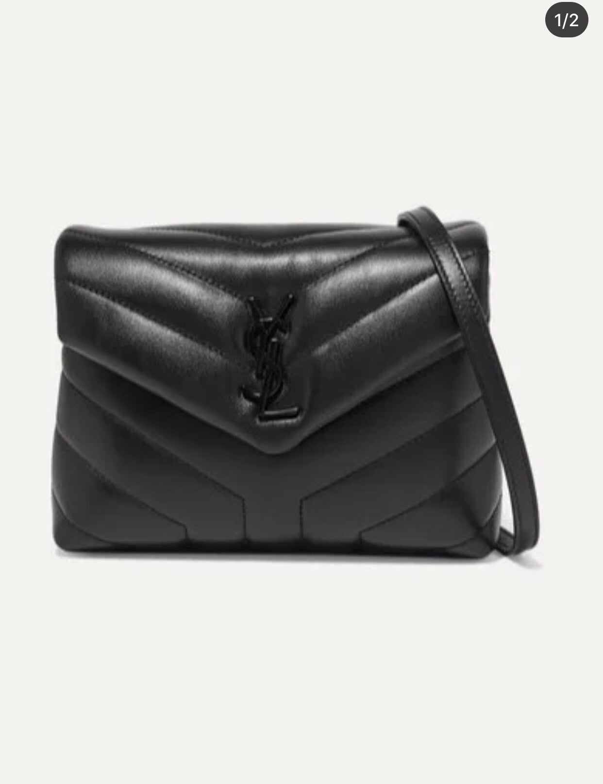 Bolsos negros, dorados y blanquecinos