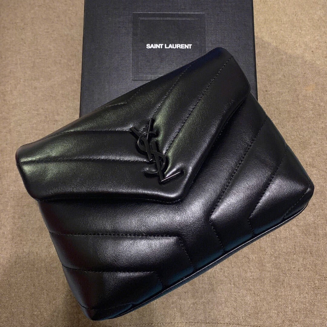 Bolsos negros, dorados y blanquecinos