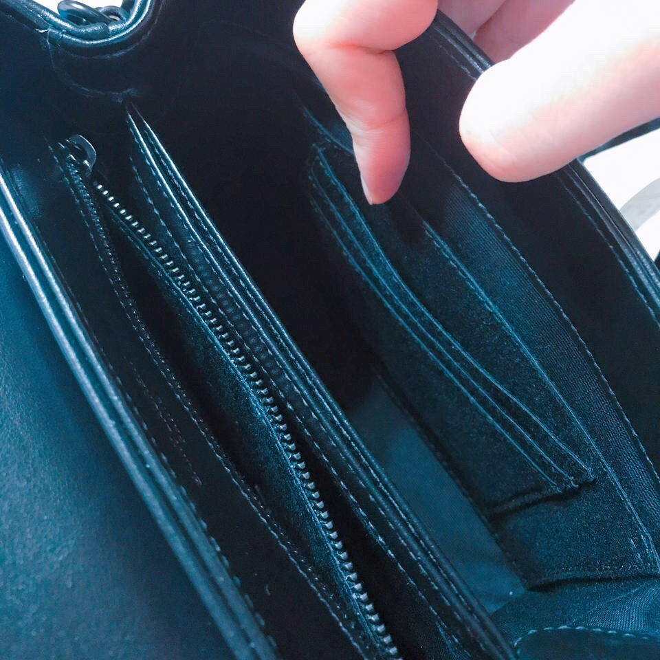 Bolsos negros, dorados y blanquecinos