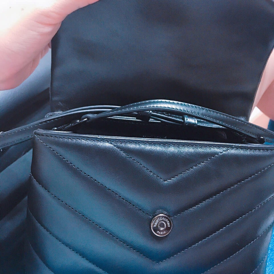 Bolsos negros, dorados y blanquecinos