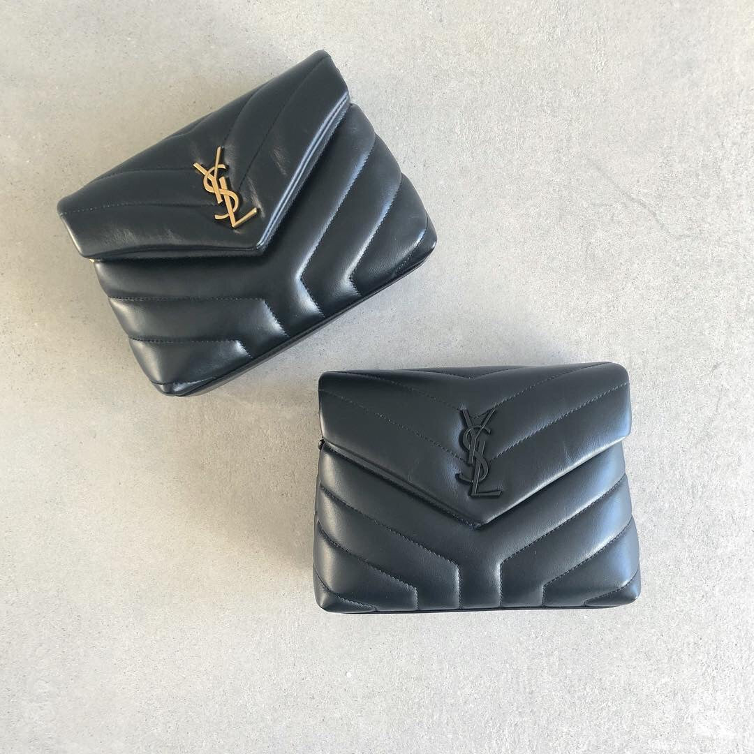 Bolsos negros, dorados y blanquecinos