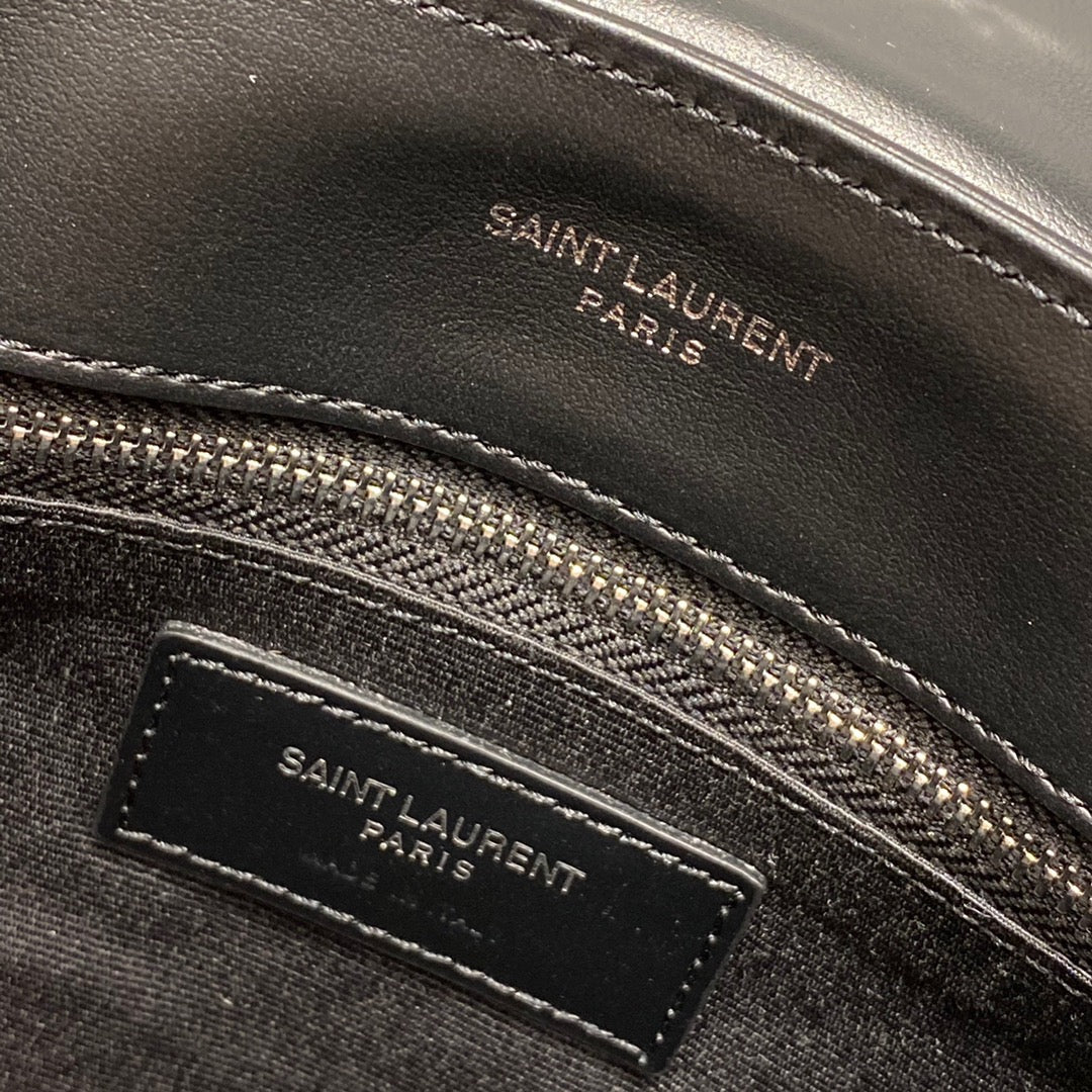 Bolsos negros, dorados y blanquecinos