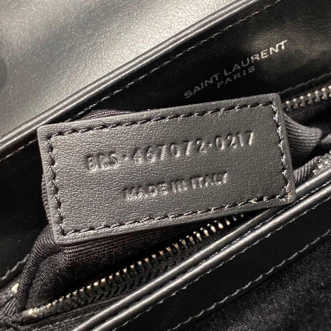 Bolsos negros, dorados y blanquecinos