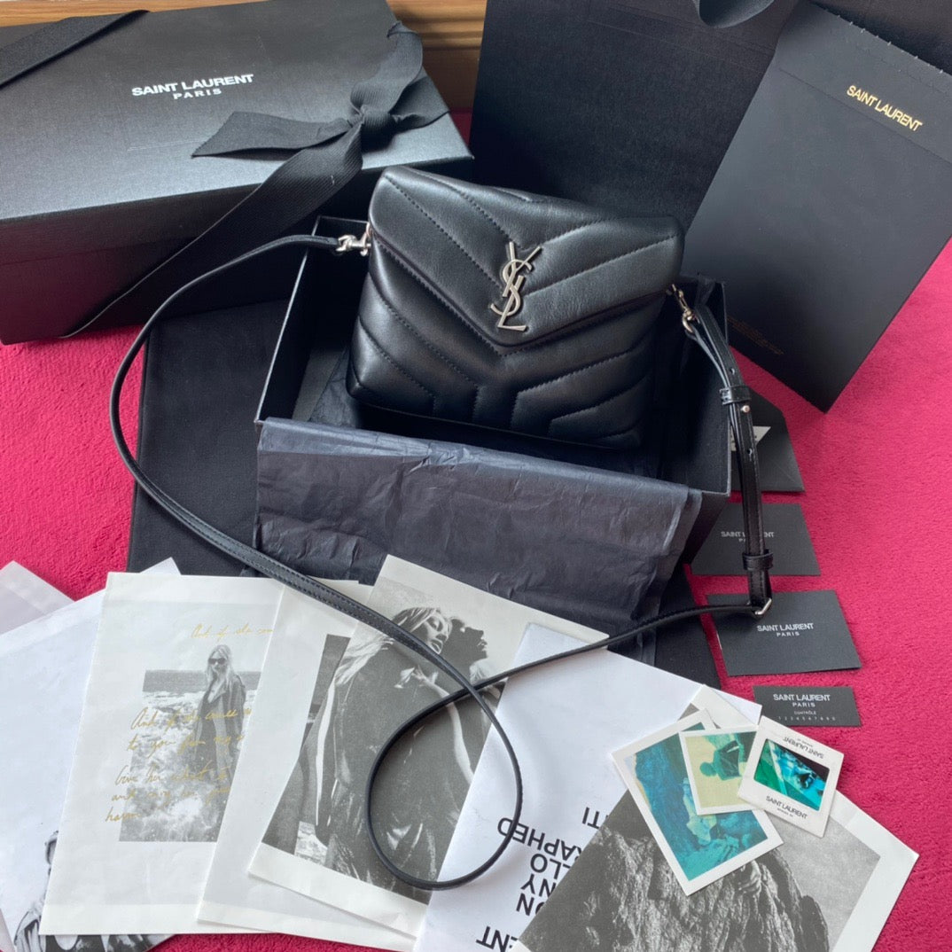 Bolsos negros, dorados y blanquecinos
