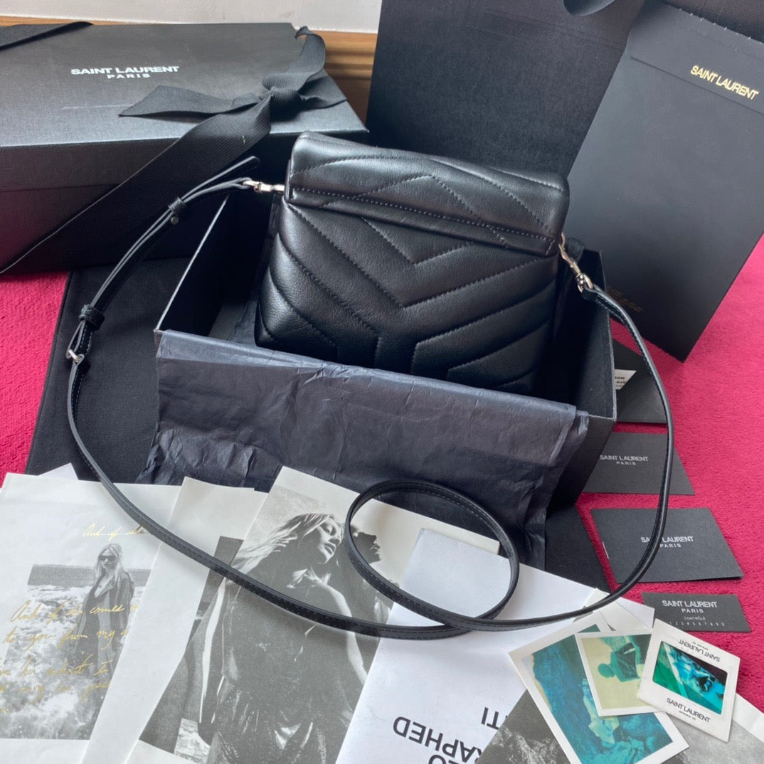Bolsos negros, dorados y blanquecinos