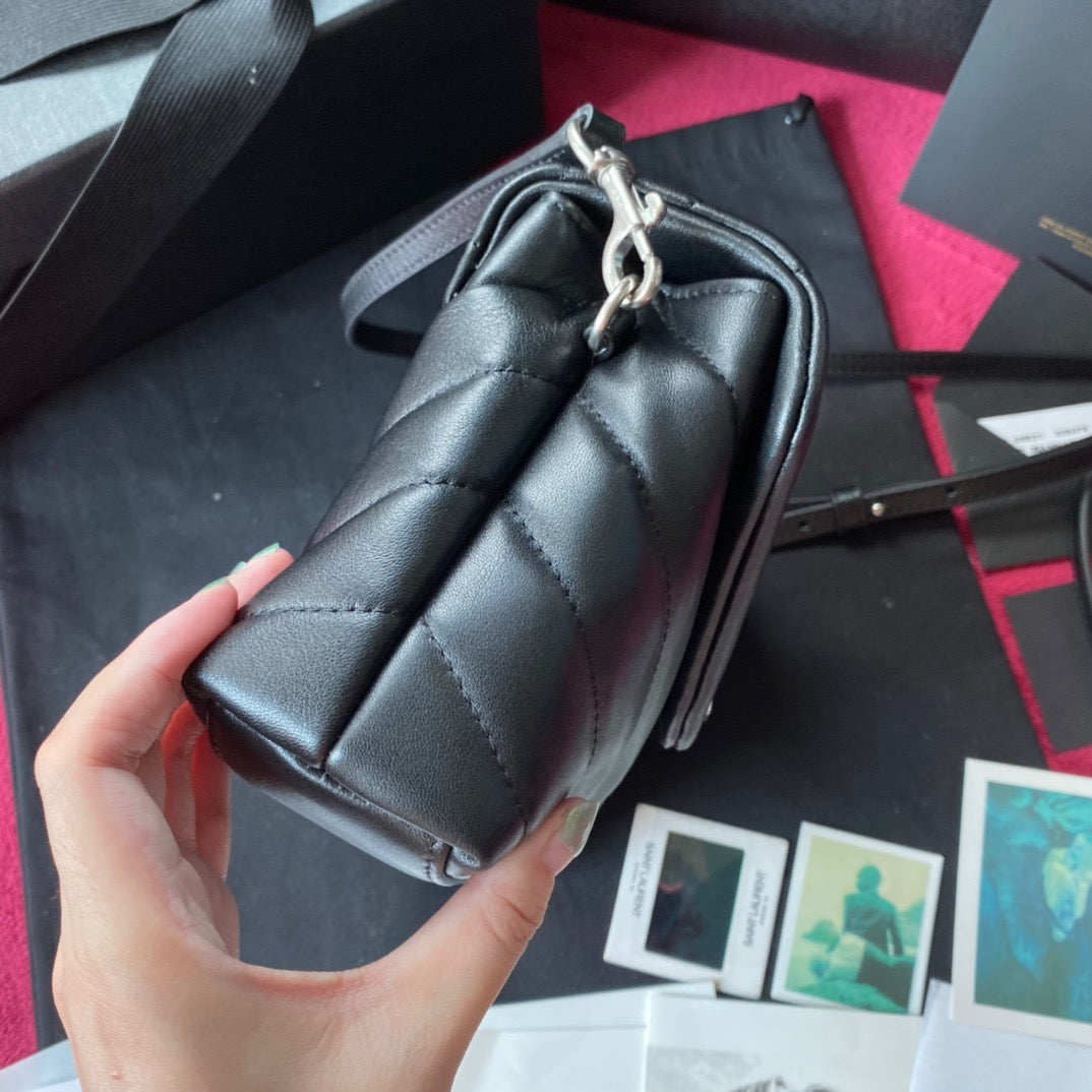 Bolsos negros, dorados y blanquecinos
