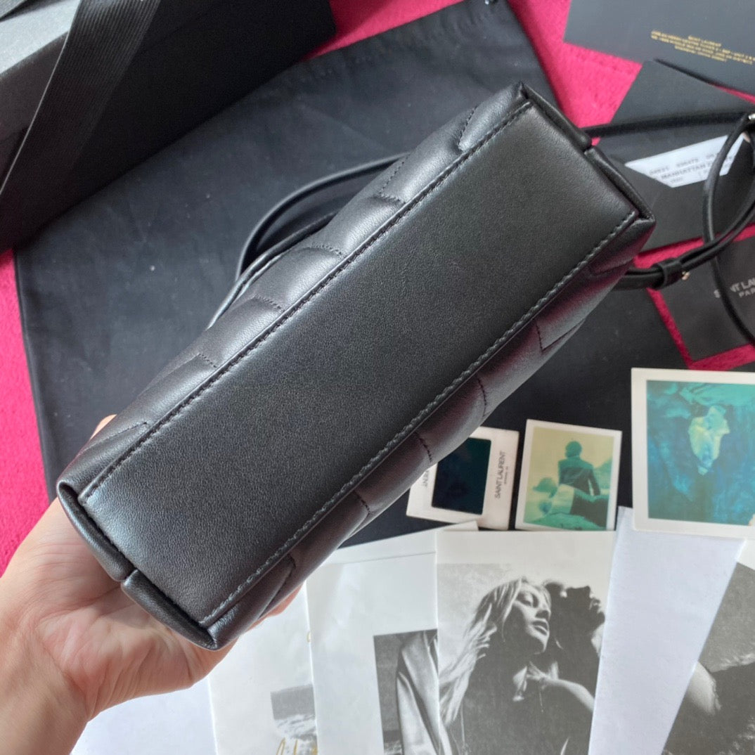 Bolsos negros, dorados y blanquecinos