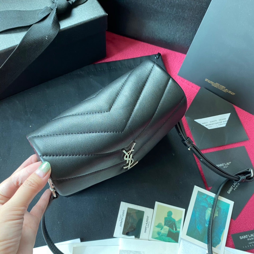 Bolsos negros, dorados y blanquecinos