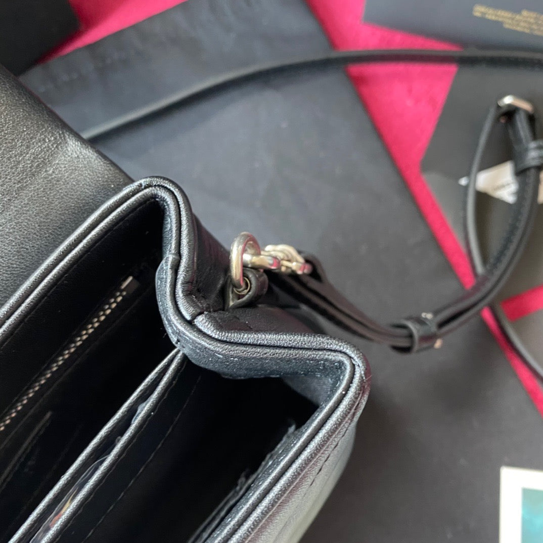 Bolsos negros, dorados y blanquecinos