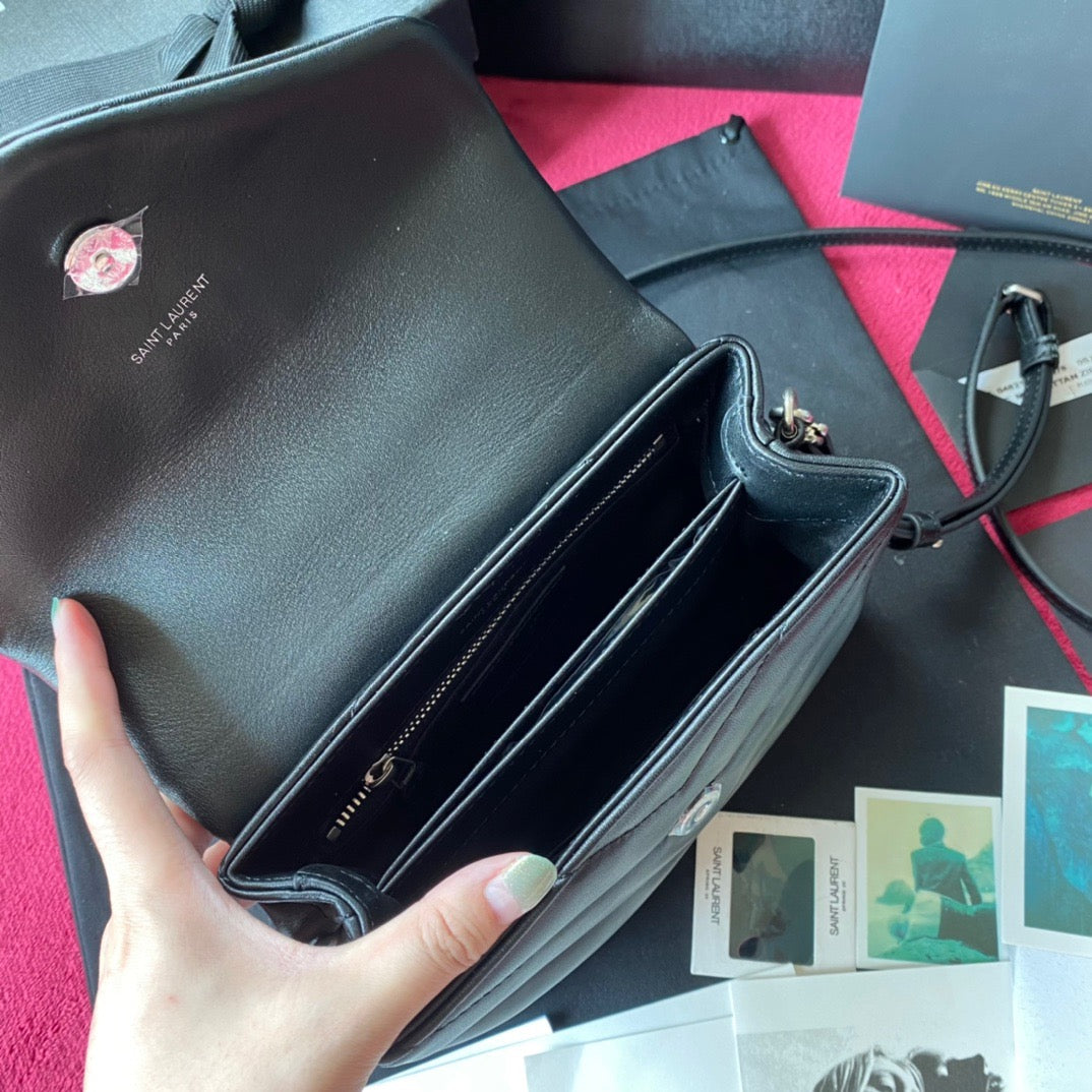 Bolsos negros, dorados y blanquecinos
