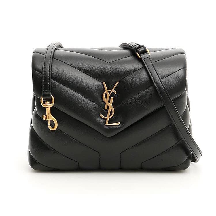 Bolsos negros, dorados y blanquecinos