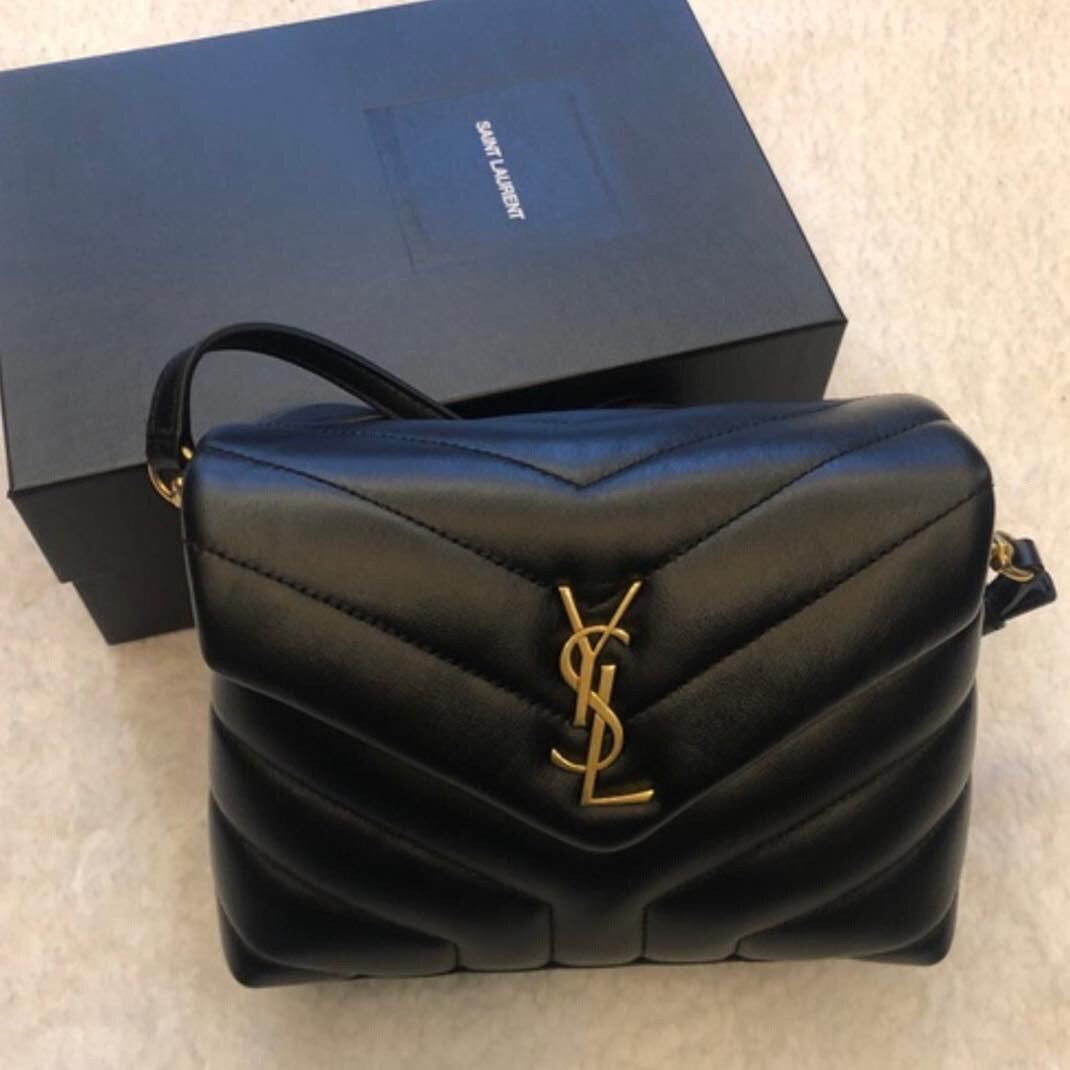 Bolsos negros, dorados y blanquecinos