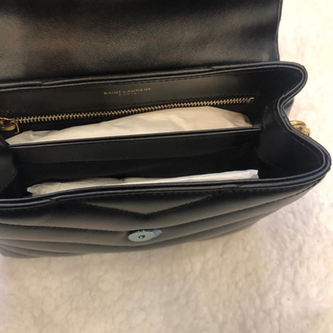 Bolsos negros, dorados y blanquecinos