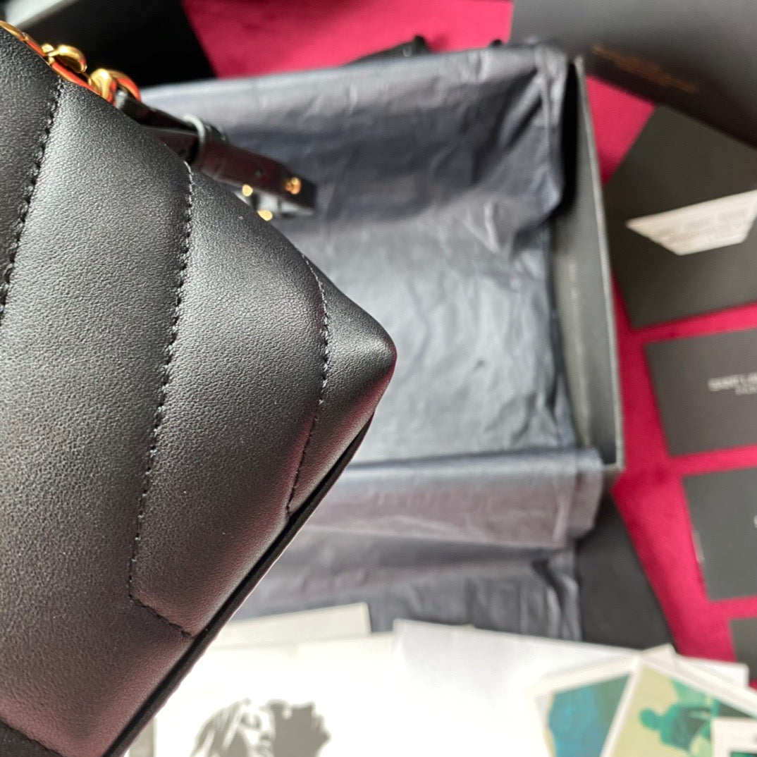 Bolsos negros, dorados y blanquecinos