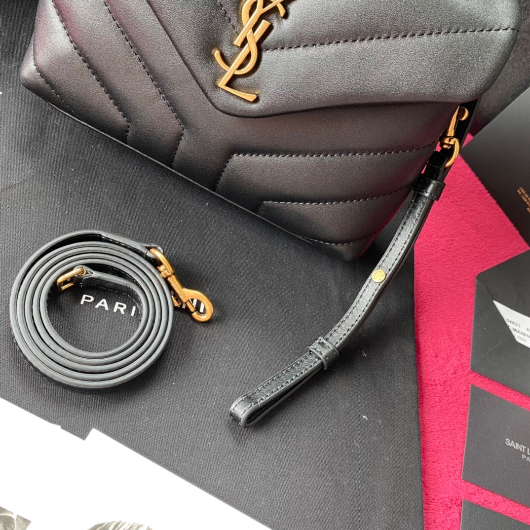 Bolsos negros, dorados y blanquecinos