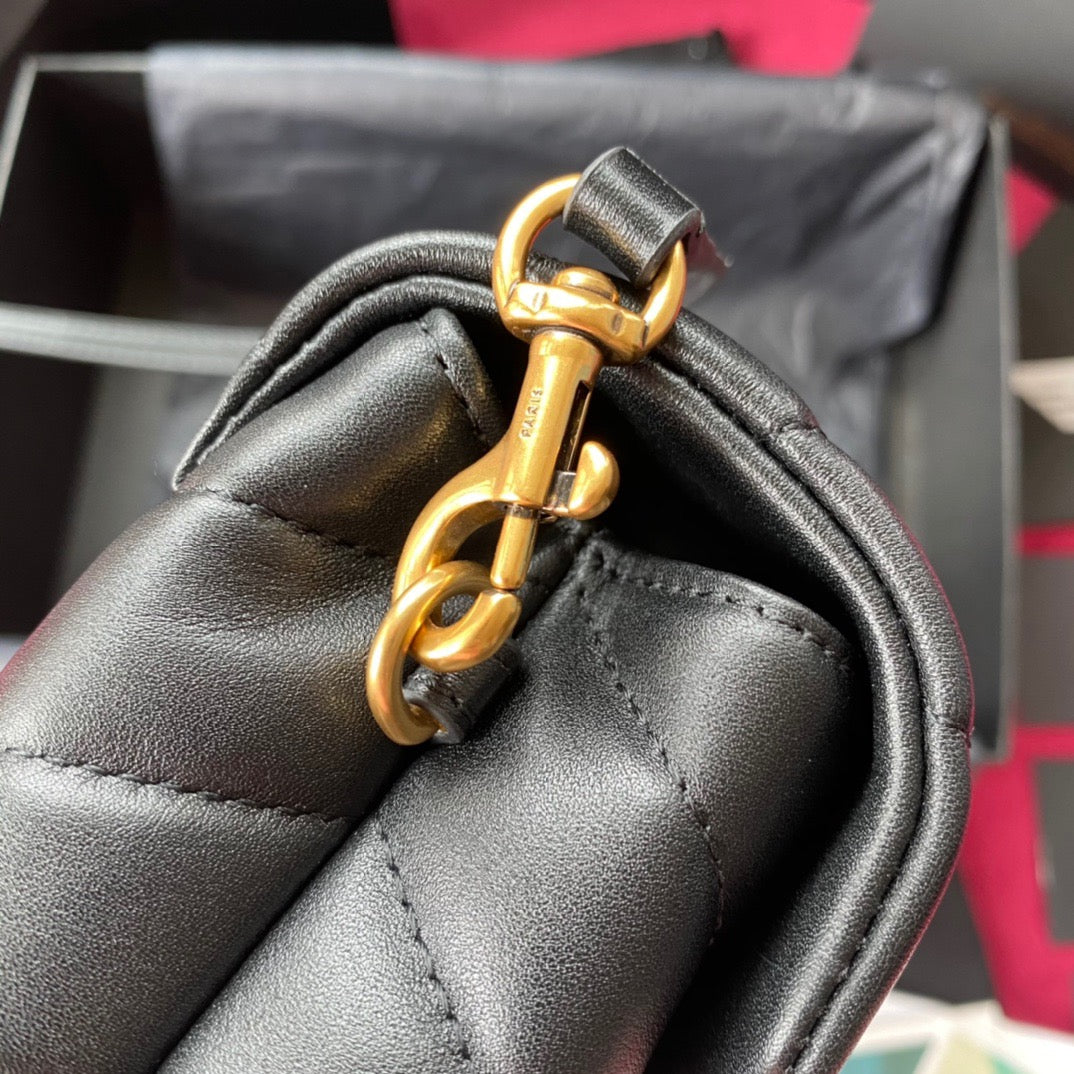 Bolsos negros, dorados y blanquecinos