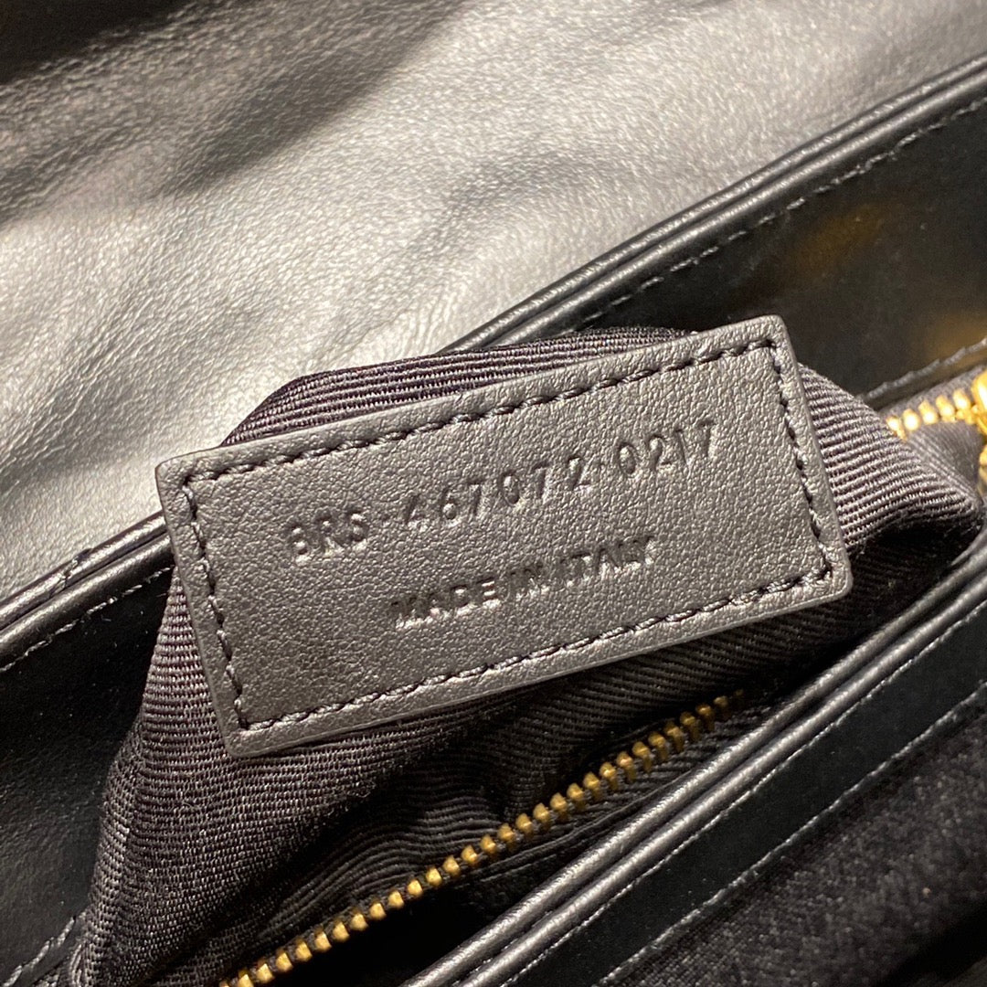 Bolsos negros, dorados y blanquecinos