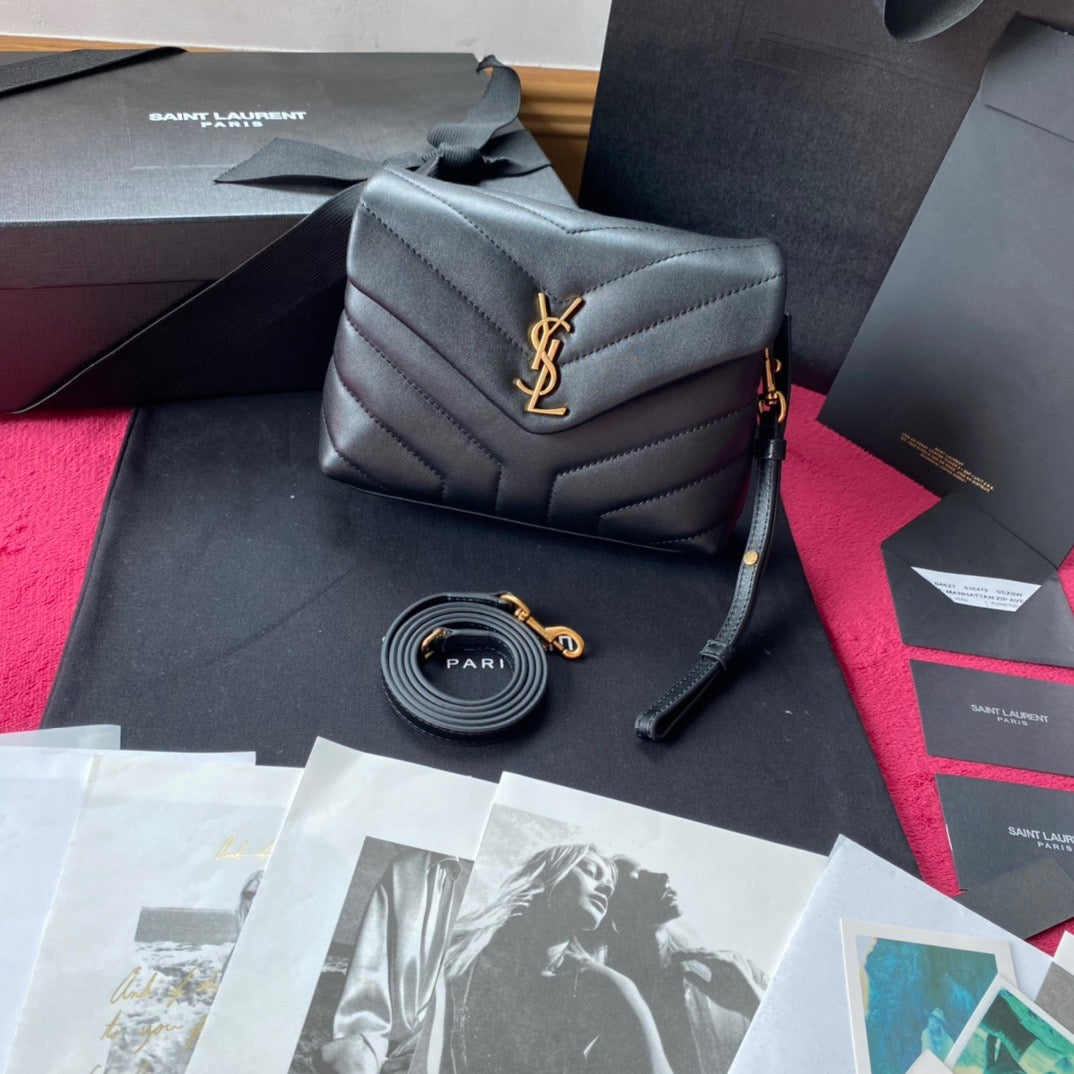 Bolsos negros, dorados y blanquecinos