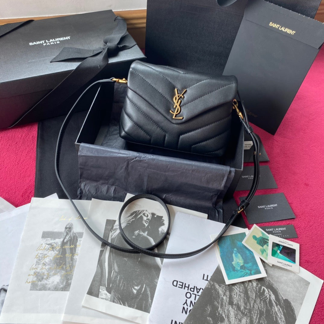 Bolsos negros, dorados y blanquecinos