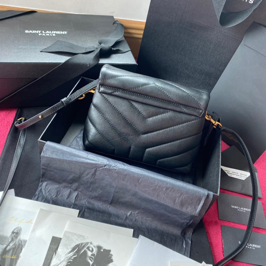 Bolsos negros, dorados y blanquecinos