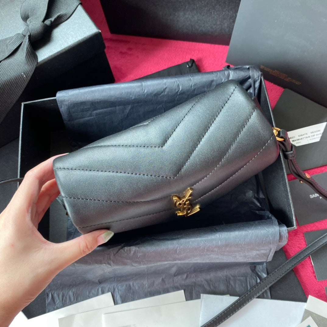 Bolsos negros, dorados y blanquecinos