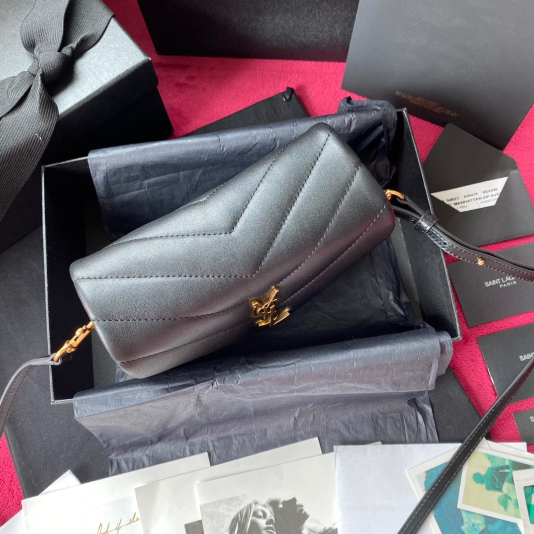 Bolsos negros, dorados y blanquecinos