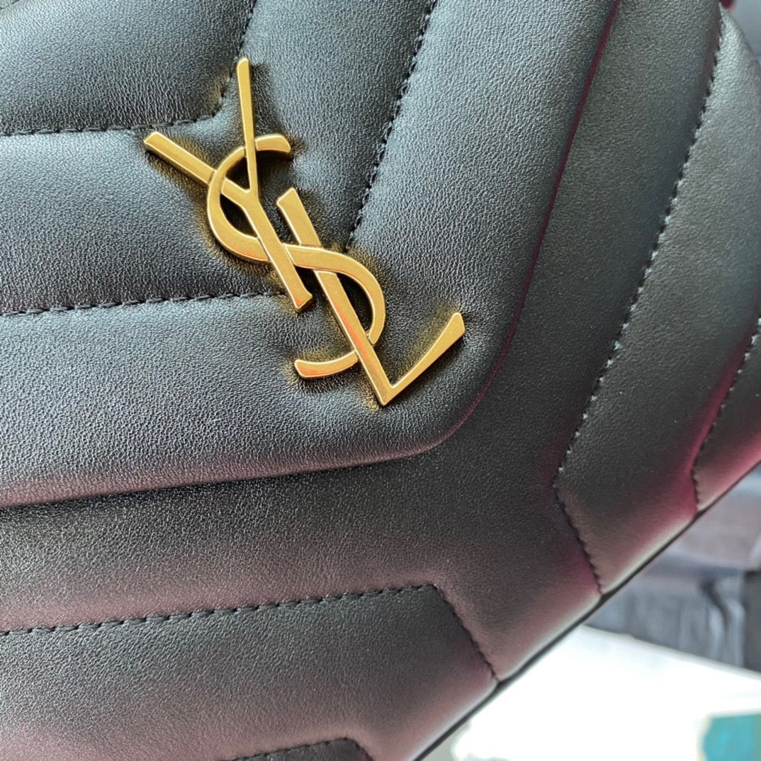 Bolsos negros, dorados y blanquecinos