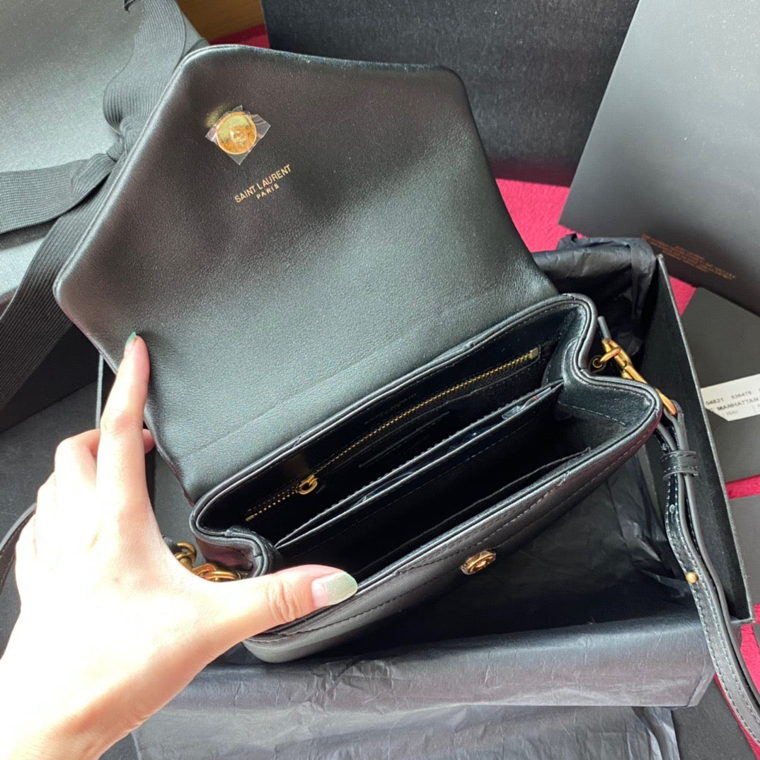 Bolsos negros, dorados y blanquecinos