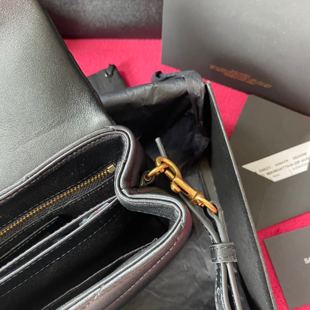 Bolsos negros, dorados y blanquecinos