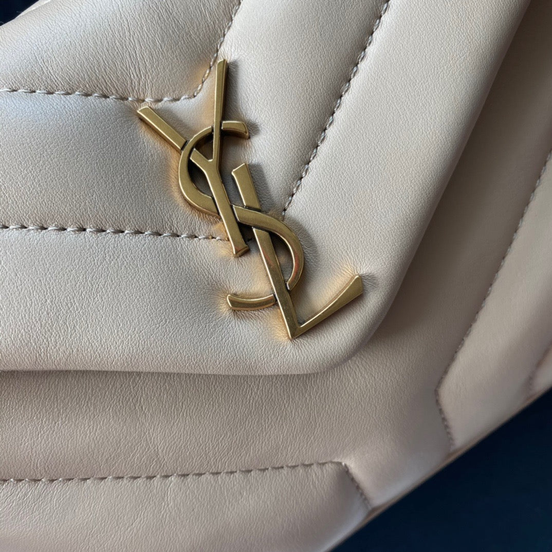 Bolsos negros, dorados y blanquecinos