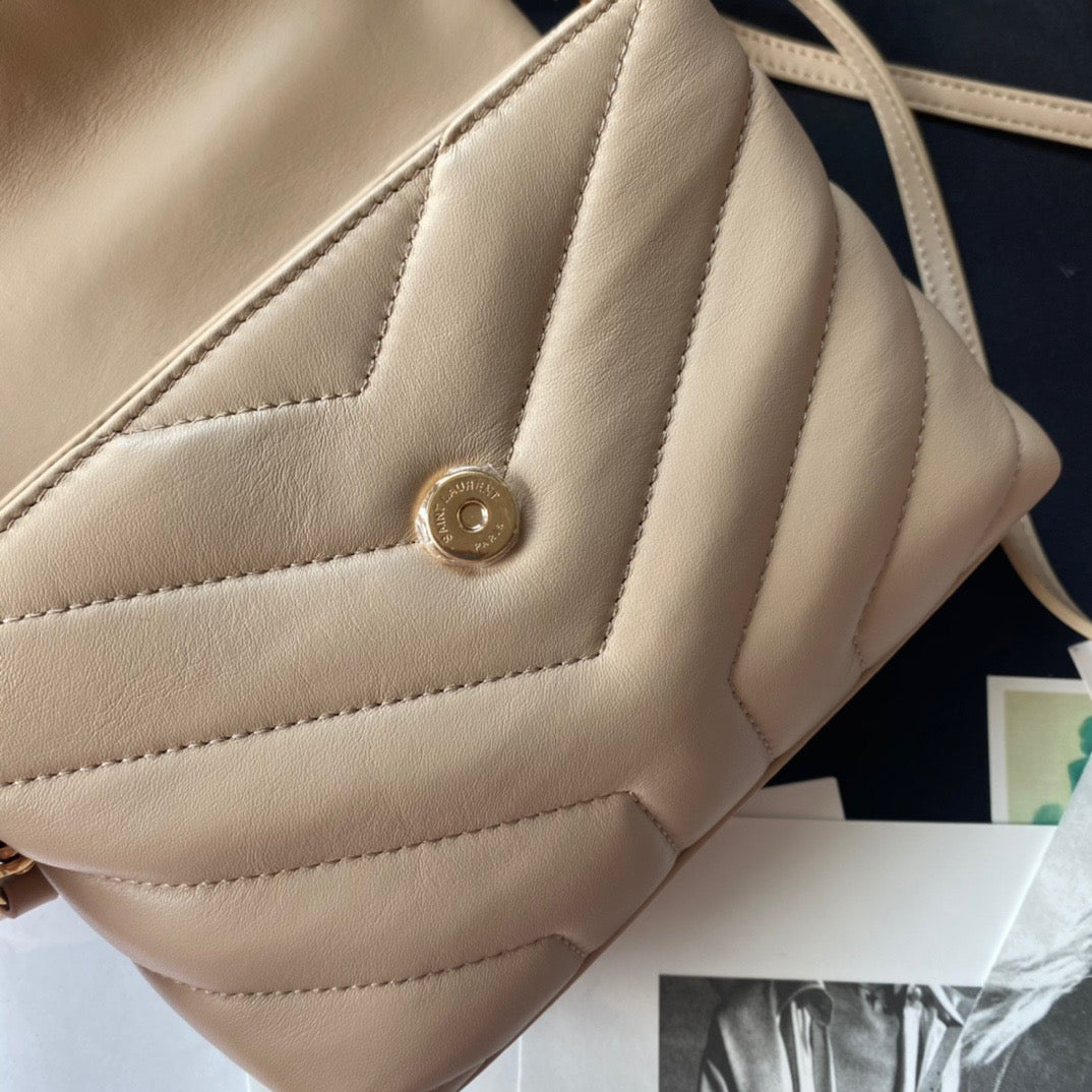 Bolsos negros, dorados y blanquecinos