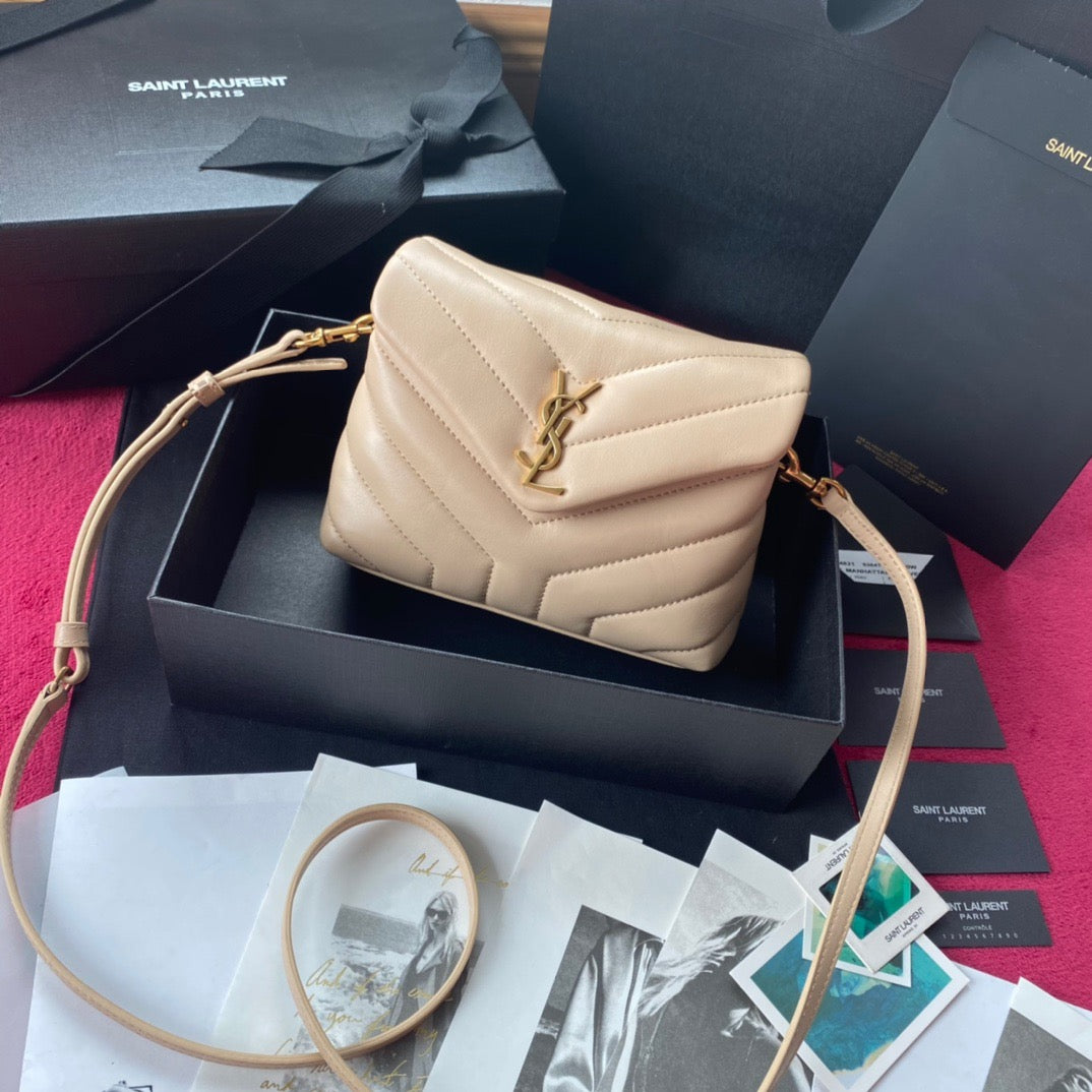 Bolsos negros, dorados y blanquecinos