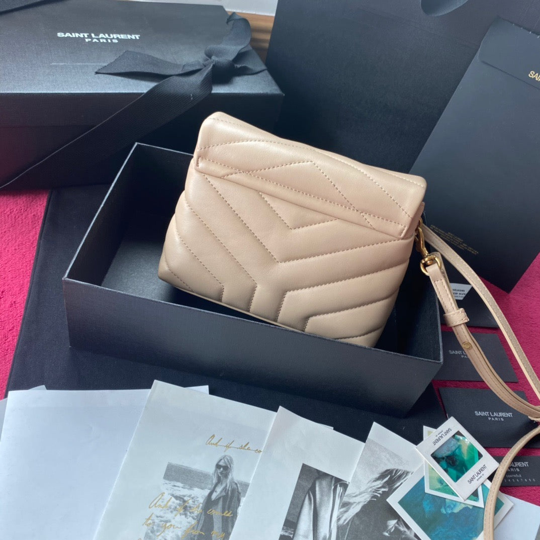 Bolsos negros, dorados y blanquecinos