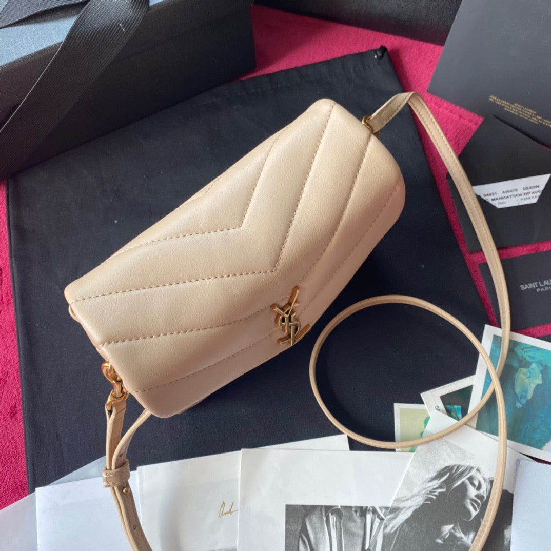 Bolsos negros, dorados y blanquecinos