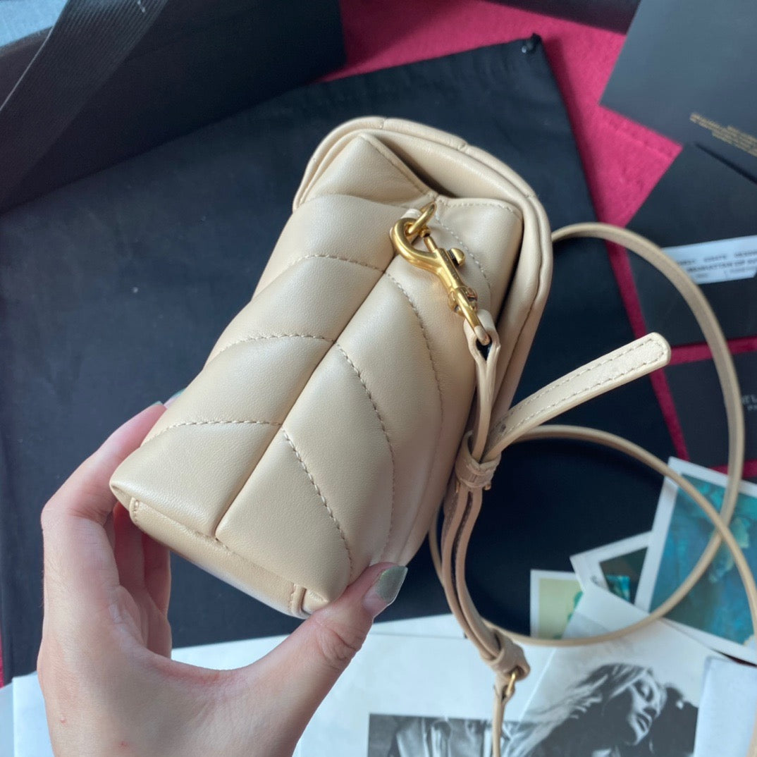 Bolsos negros, dorados y blanquecinos