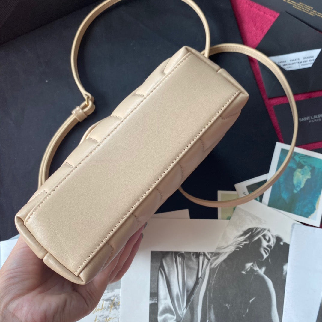 Bolsos negros, dorados y blanquecinos