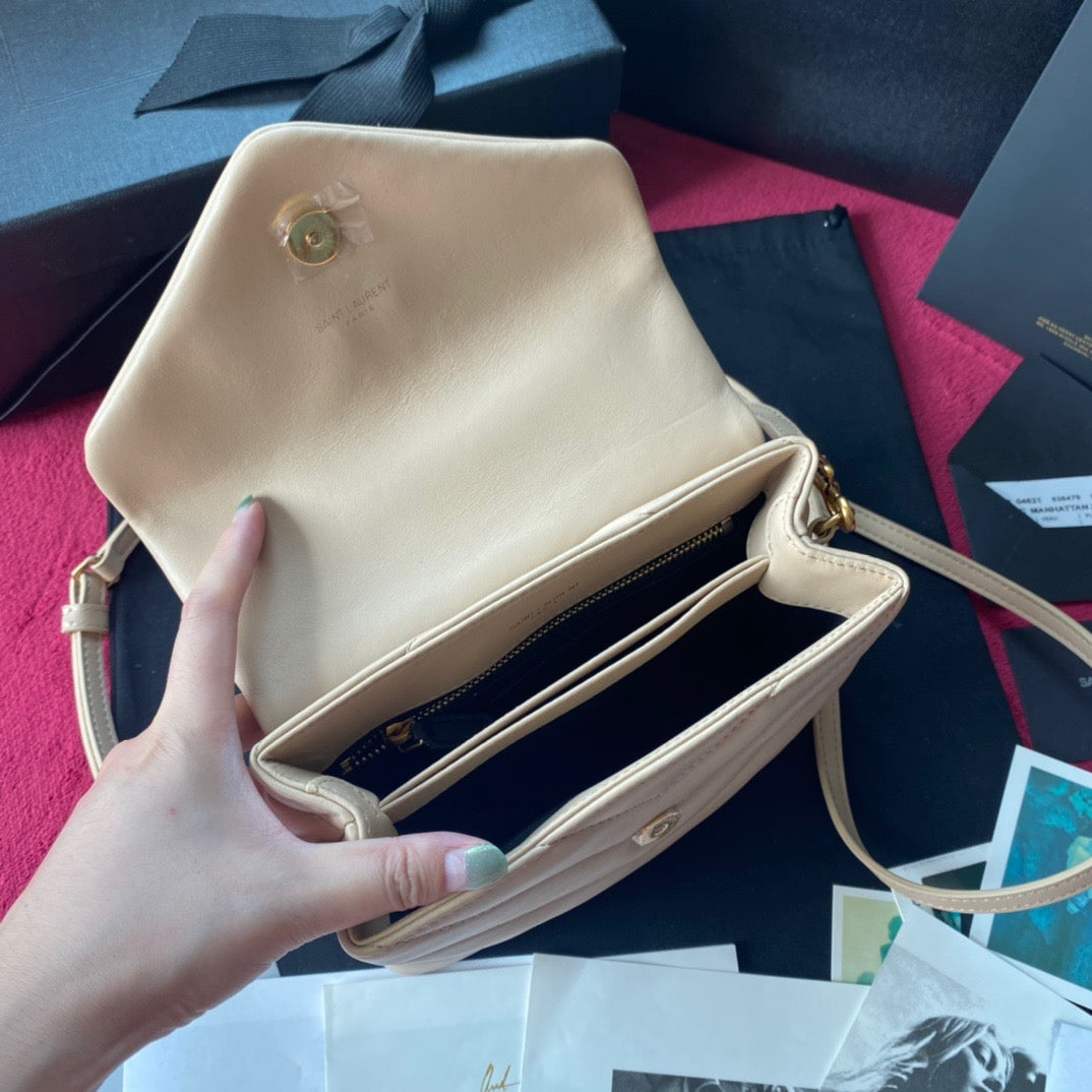 Bolsos negros, dorados y blanquecinos