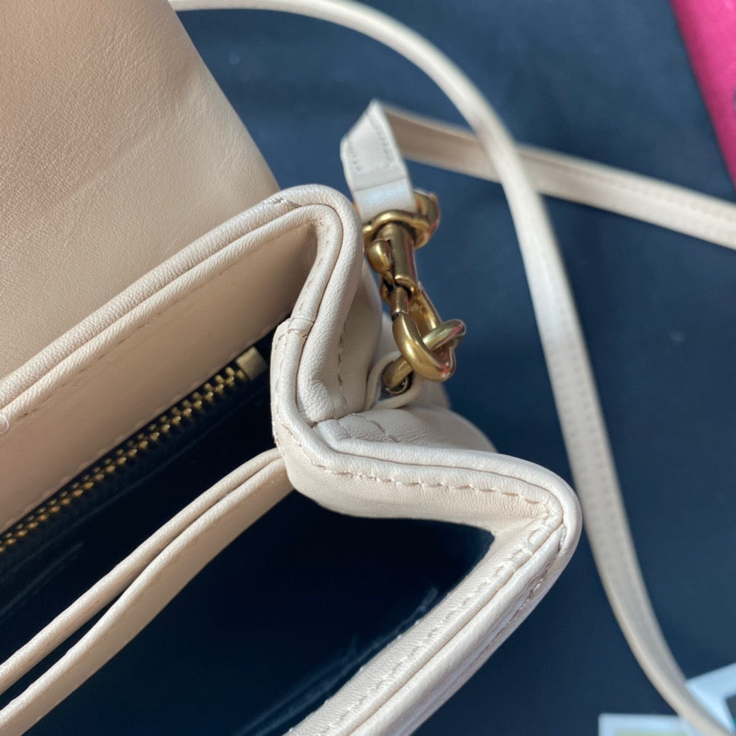 Bolsos negros, dorados y blanquecinos